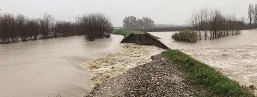 Foto della rotta dell'argine Panaro nel modenese