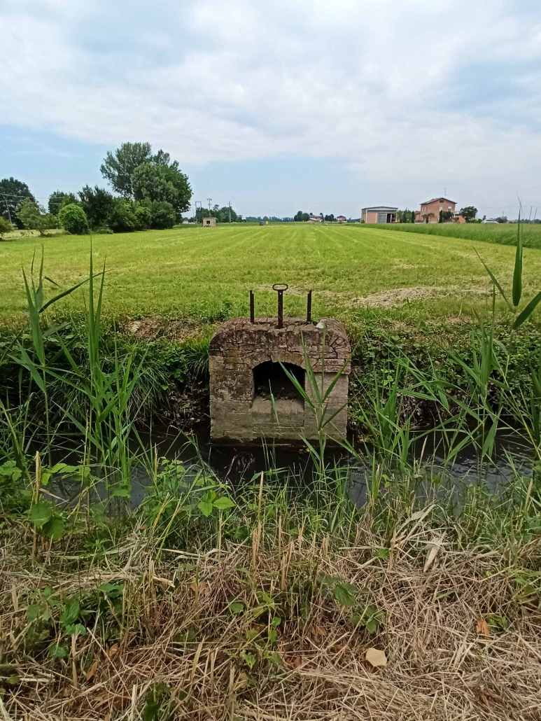 Manufatto di presa per irrigazione a scorrimento