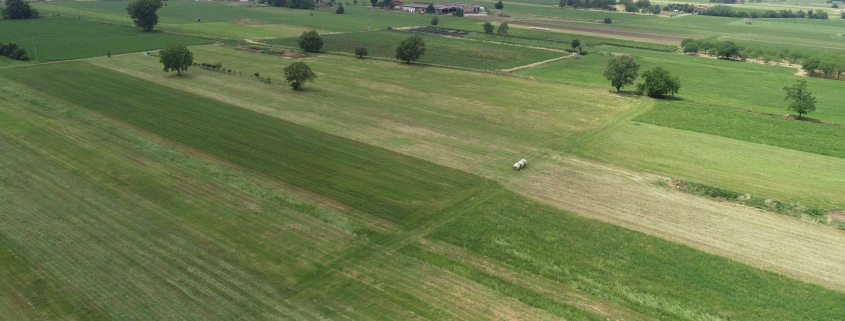 Veduta da drone dei prati vicino a Corniano in direzione appennino parmense